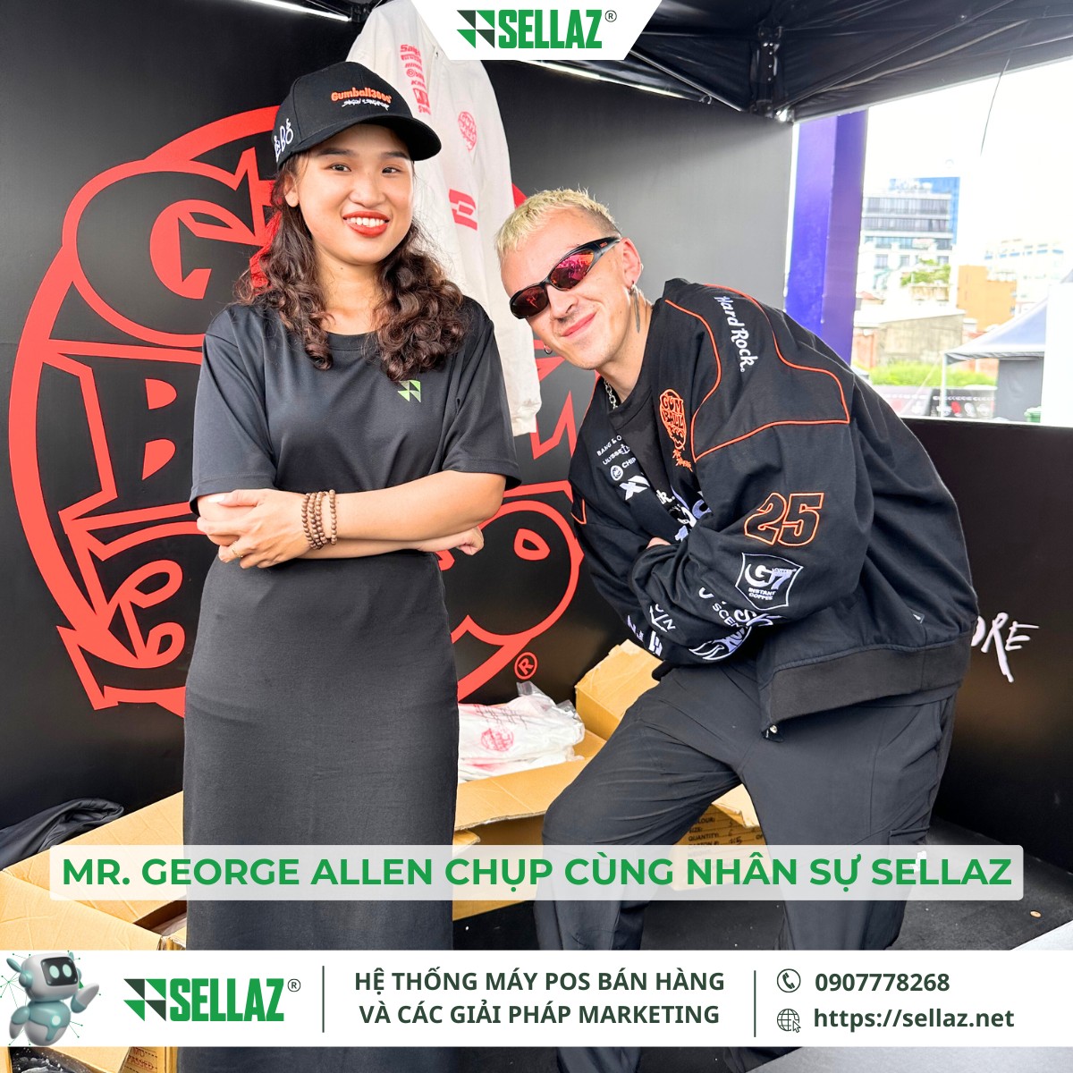 Thuê máy POS sự kiện siêu xe: Sellaz Đồng Hành Gumball3000 George Allen tạo dáng cùng nhân viên Sellaz tại gian hàng chính thức Gumball3000