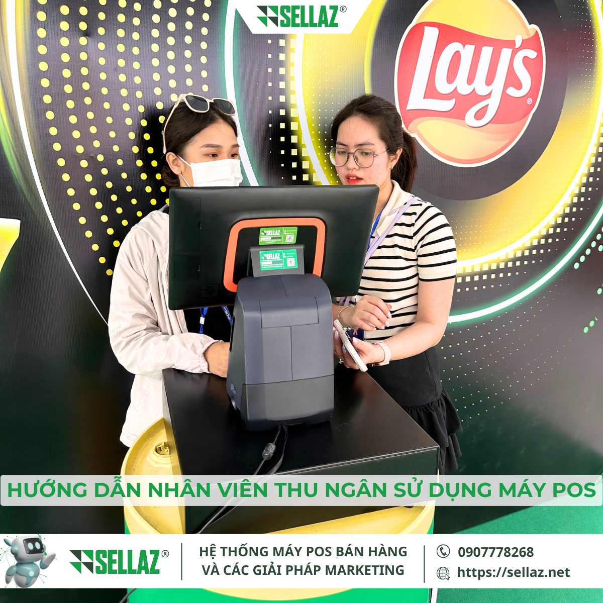 Thuê máy POS sự kiện: Sellaz đồng hành cùng Lay's x3 Nhân viên Sellaz hướng dẫn sử dụng máy POS cho thu ngân tại gian hàng Lay’s trong sự kiện, đảm bảo vận hành mượt mà