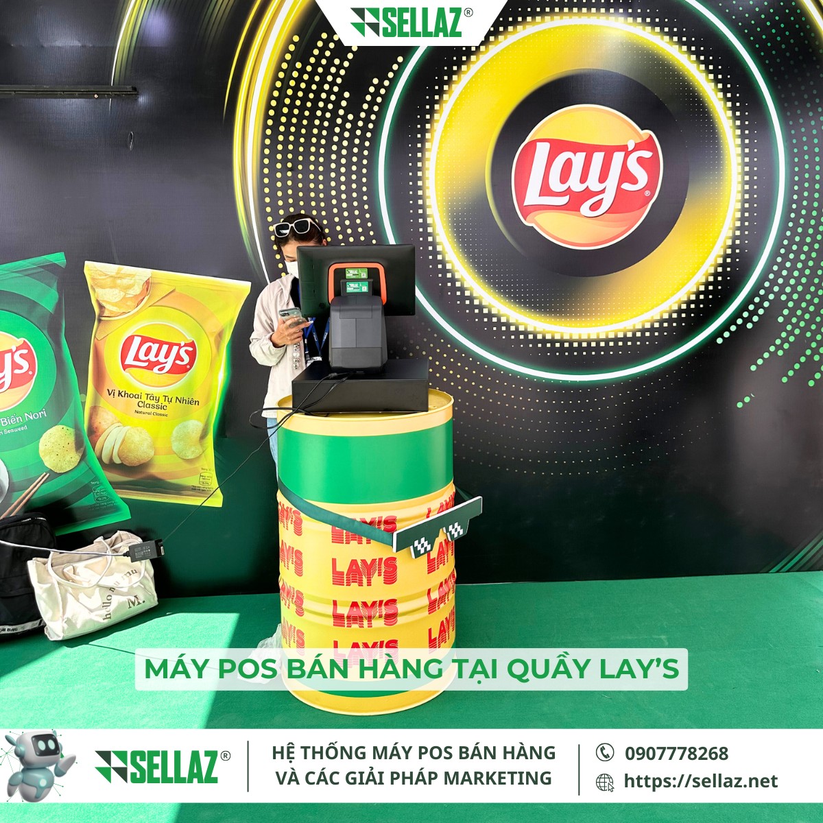 Thuê máy POS sự kiện: Sellaz đồng hành cùng Lay's x3 Sellaz setup máy POS bán hàng tại quầy Lay’s trong sự kiện âm nhạc, giúp tăng tốc độ bán hàng và quản lý đơn hàng