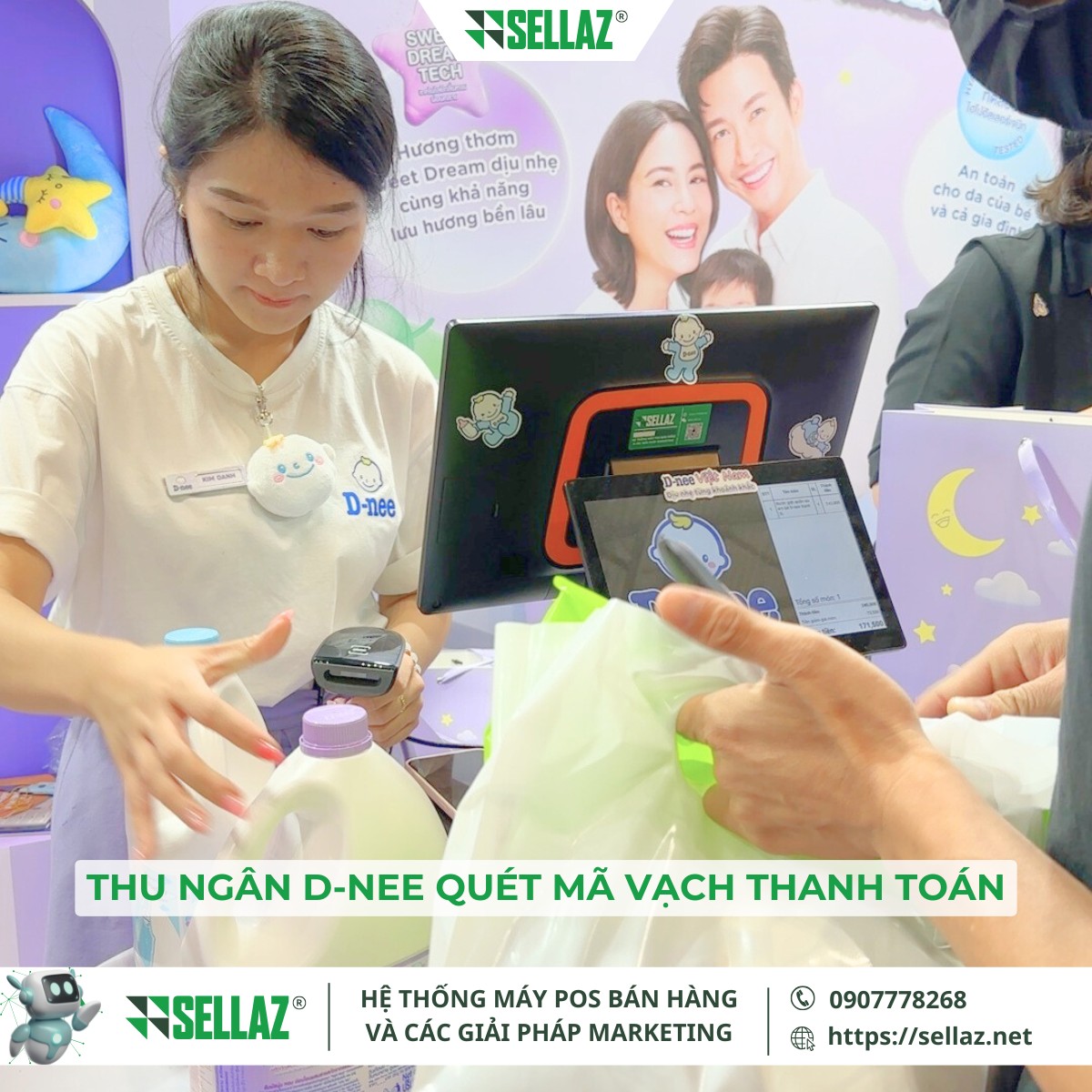 Thuê máy POS sự kiện: Sellaz đồng hành cùng D-nee tại Vietbaby 2025 Nhân viên Dnee quét mã vạch bằng máy POS của Sellaz để thanh toán sản phẩm